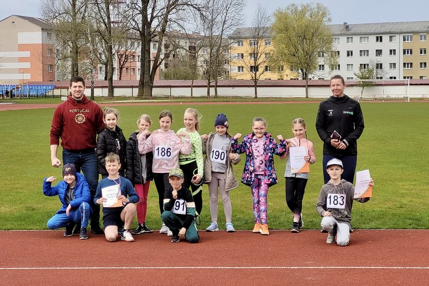 Sacensību dalībnieki un treneri