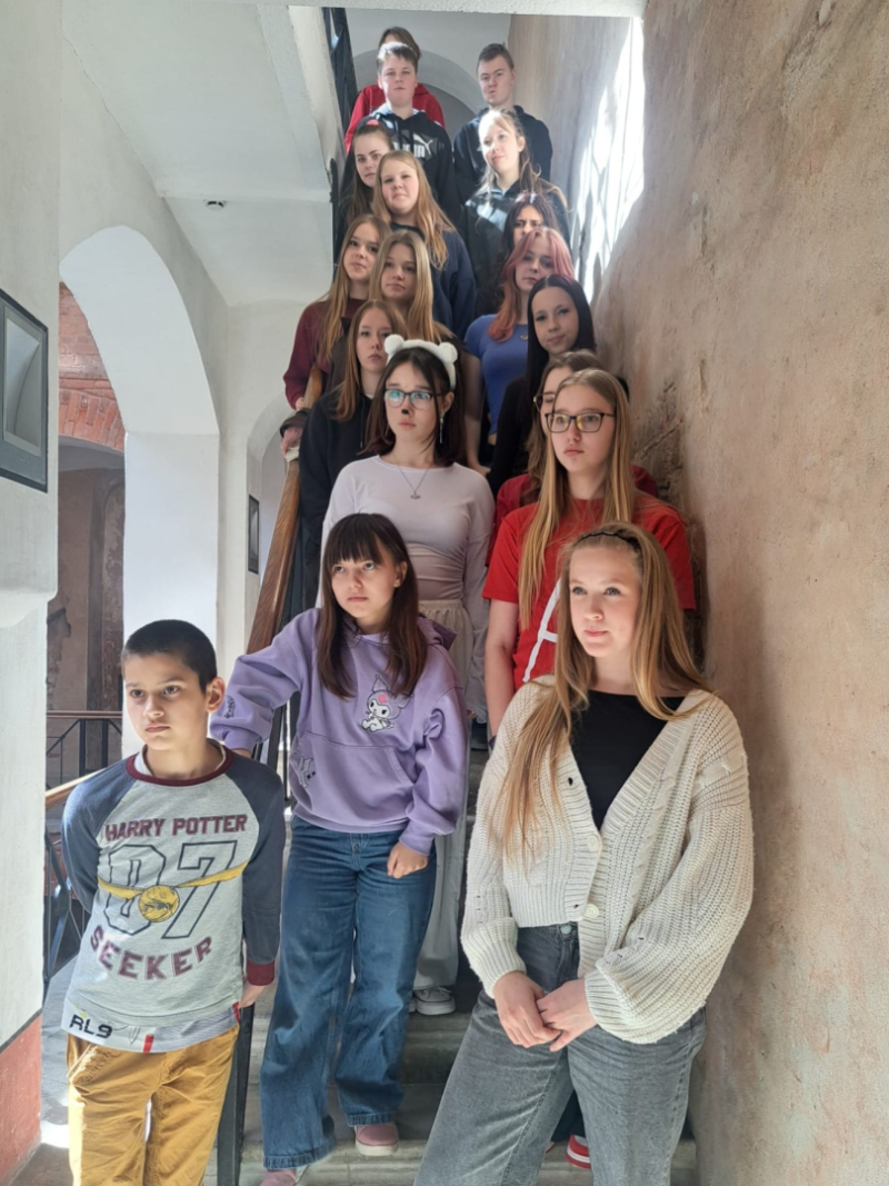Piltenes pamatskolas skolēni devās ekskursijā pa Ventspils Livonijas ordeņa pili