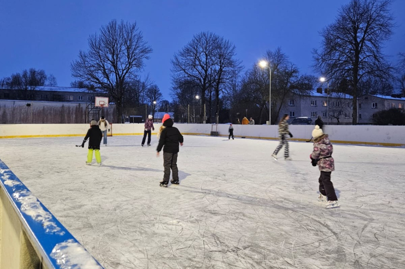 Gan lieli, gan mazi izmanto Piltenes slidotavu izklaidei un sportam