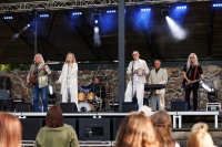 Uzstājas rokgrupa