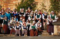 Popē skanēja senioru balsis