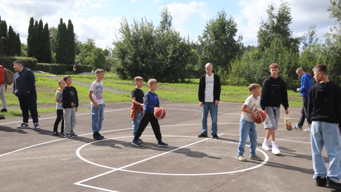 Tārgalē pabeigta 3x3 basketbola laukuma izbūve un teritorijas labiekārtošana