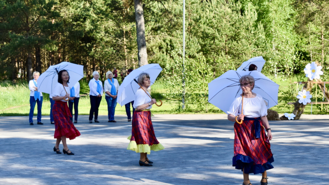Dejo līnijdejotājas ar lietussargiem