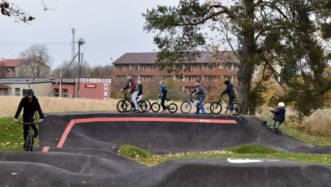 Velobraucēji multifunkcionālā asfalta velotrasē