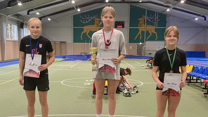 Sportisti ar diplomiem un medaļām