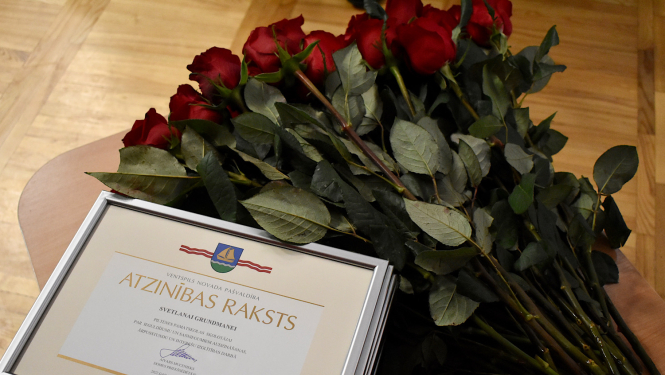 Atzinības raksti un ziedi