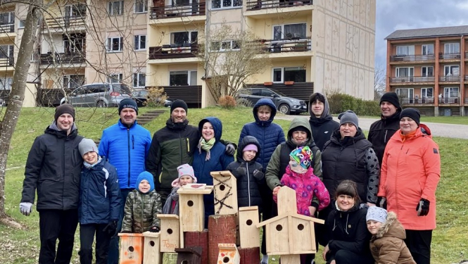 Pasākuma apmeklētāji ar putnu būrīšiem