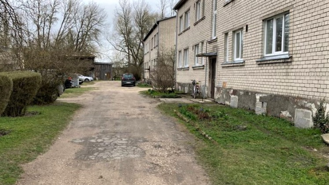 Daudzdzīvokļu māju teritorija Piltenē 