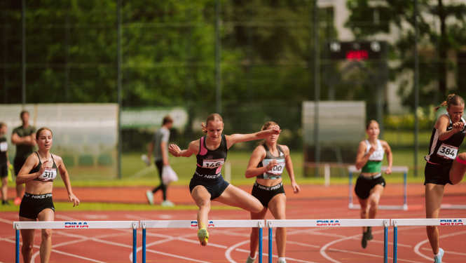 Sportisti lec pāri barjerām