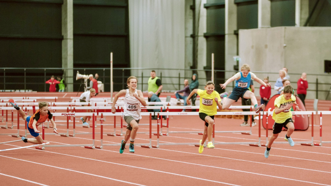 Sportisti lec pāri barjerām
