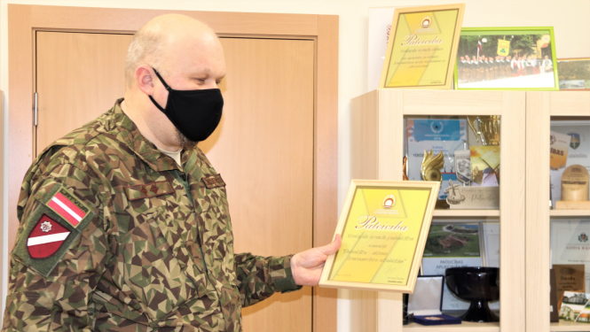 Pašvaldība saņem aizsardzības ministra pateicības rakstu