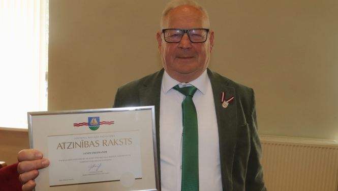 Jānis Freimanis saņem pateicību par ilggadējo darbu