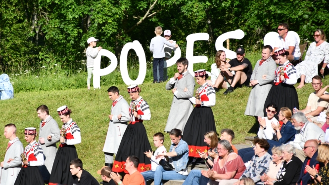 Dejotāji dodas skatuves virzienā