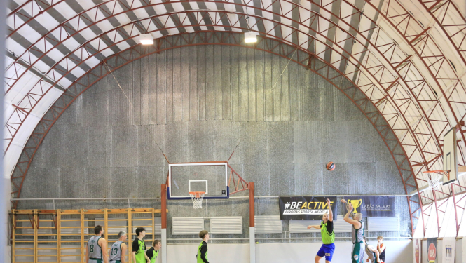Spēlē basketbolu