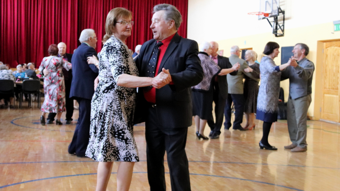 Dejo seniori zālē