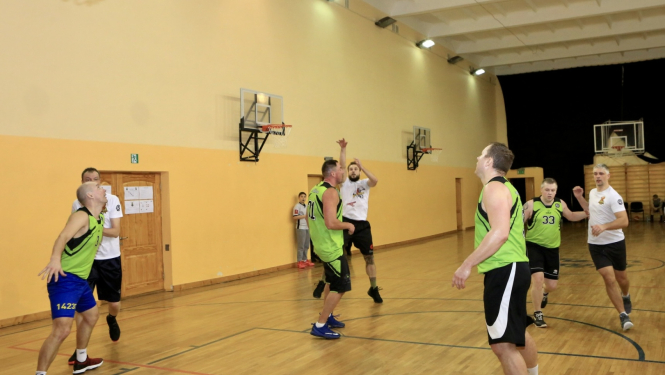Spēlē basketbolu