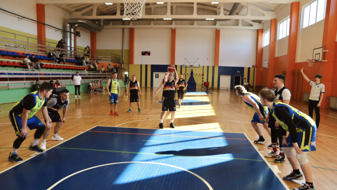 Spēlē basketbolu