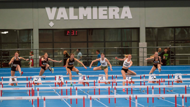 Sportisti lec pāri barjerām