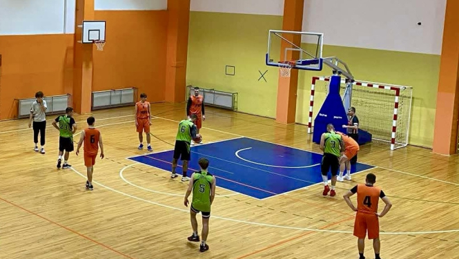 Spēlē basketbolu