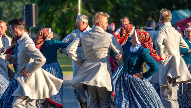 Dejo tautas deju kolektīvs