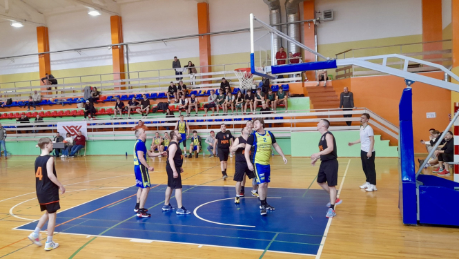 Spēlē basketbolu