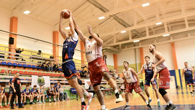Spēlē basketbolu