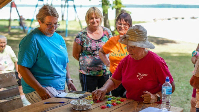 Seniori piedalās sportiskās aktivitātēs
