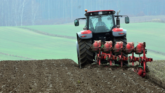 Traktors laukā