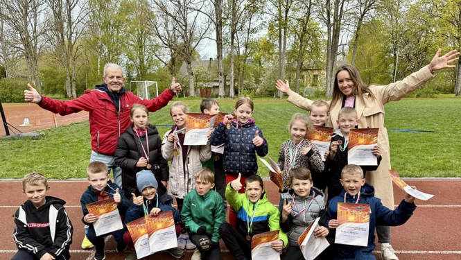 Sportisti ar medaļām un diplomiem