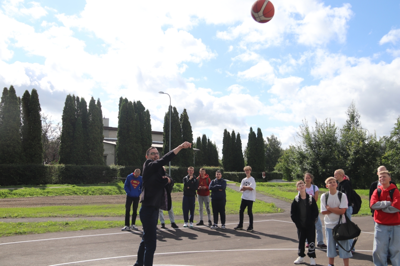 Tārgalē pabeigta 3x3 basketbola laukuma izbūve un teritorijas labiekārtošana