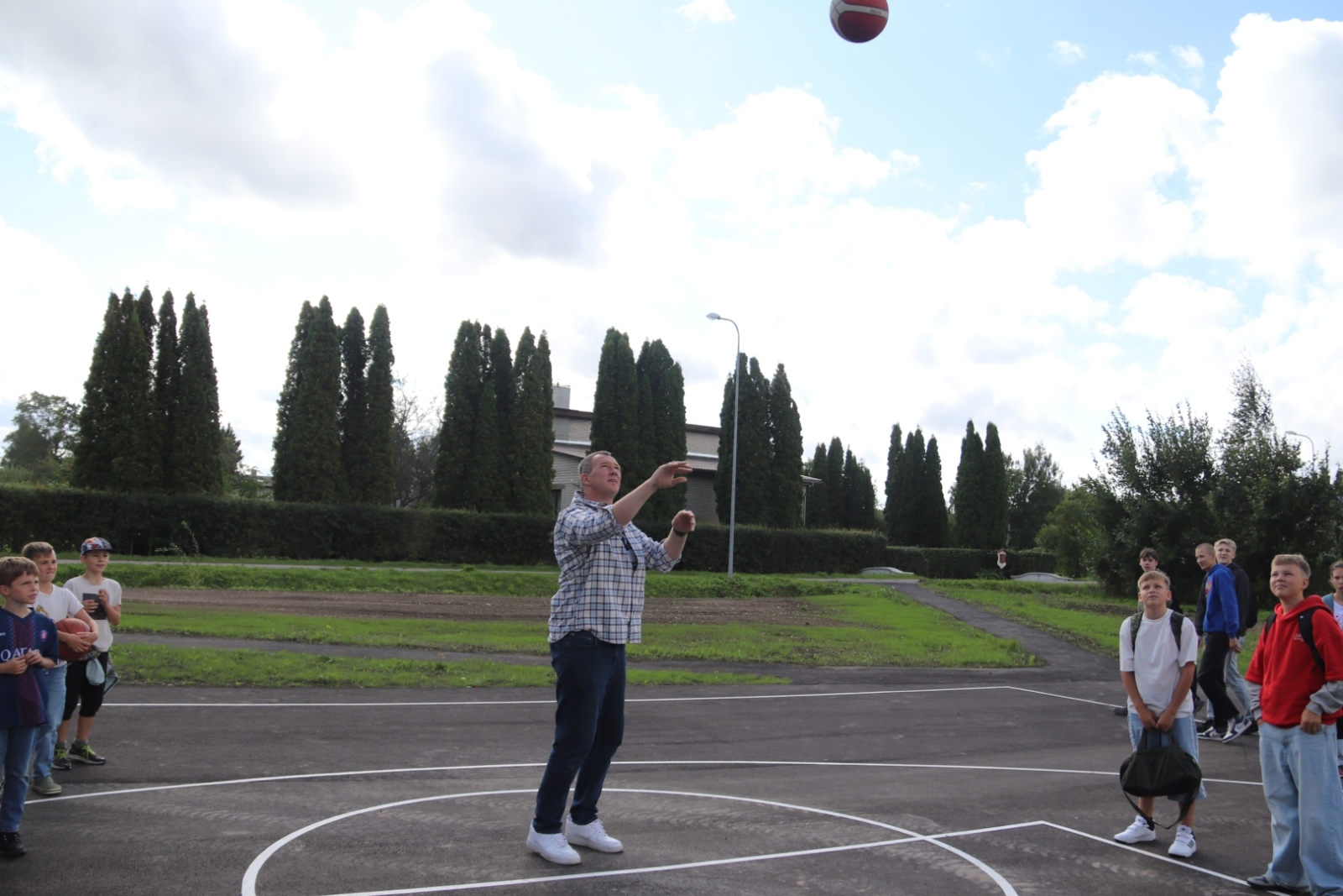Tārgalē pabeigta 3x3 basketbola laukuma izbūve un teritorijas labiekārtošana