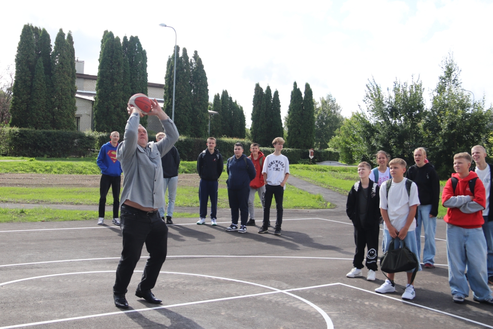 Tārgalē pabeigta 3x3 basketbola laukuma izbūve un teritorijas labiekārtošana