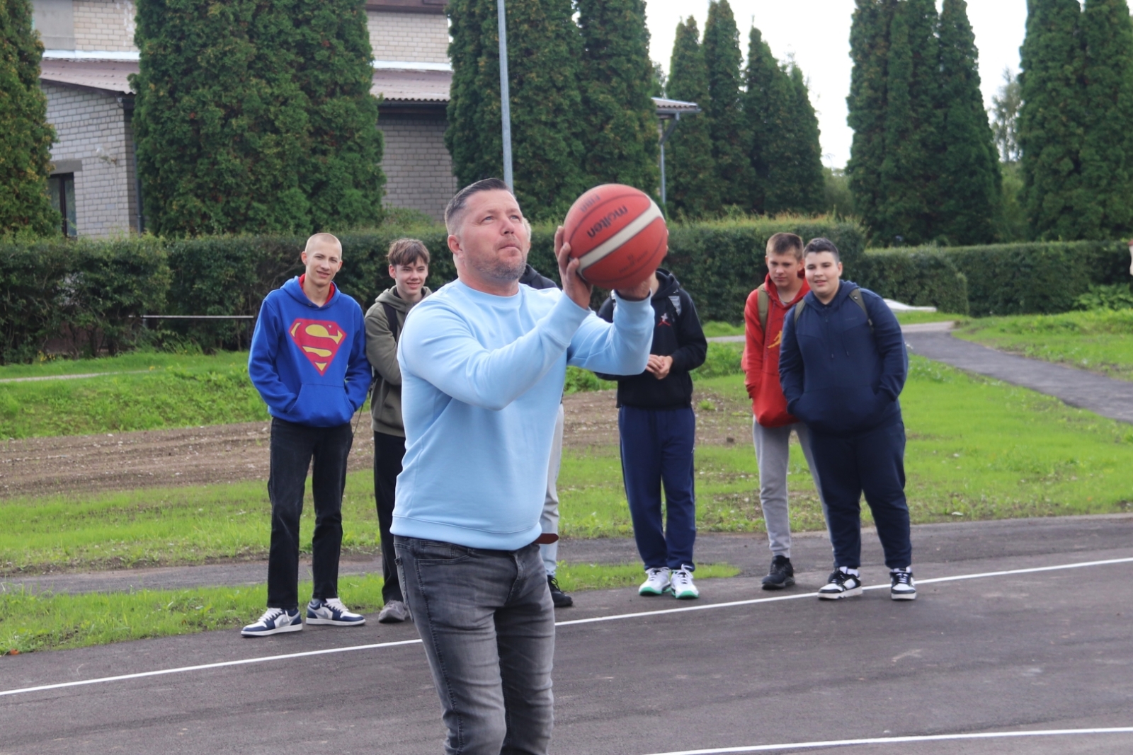 Tārgalē pabeigta 3x3 basketbola laukuma izbūve un teritorijas labiekārtošana