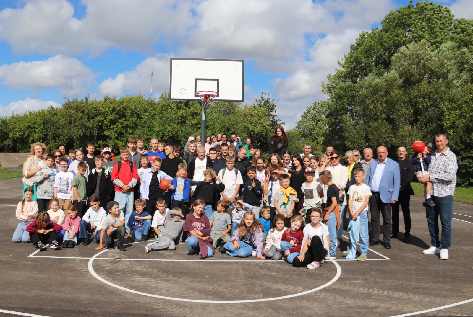 Tārgalē pabeigta 3x3 basketbola laukuma izbūve un teritorijas labiekārtošana