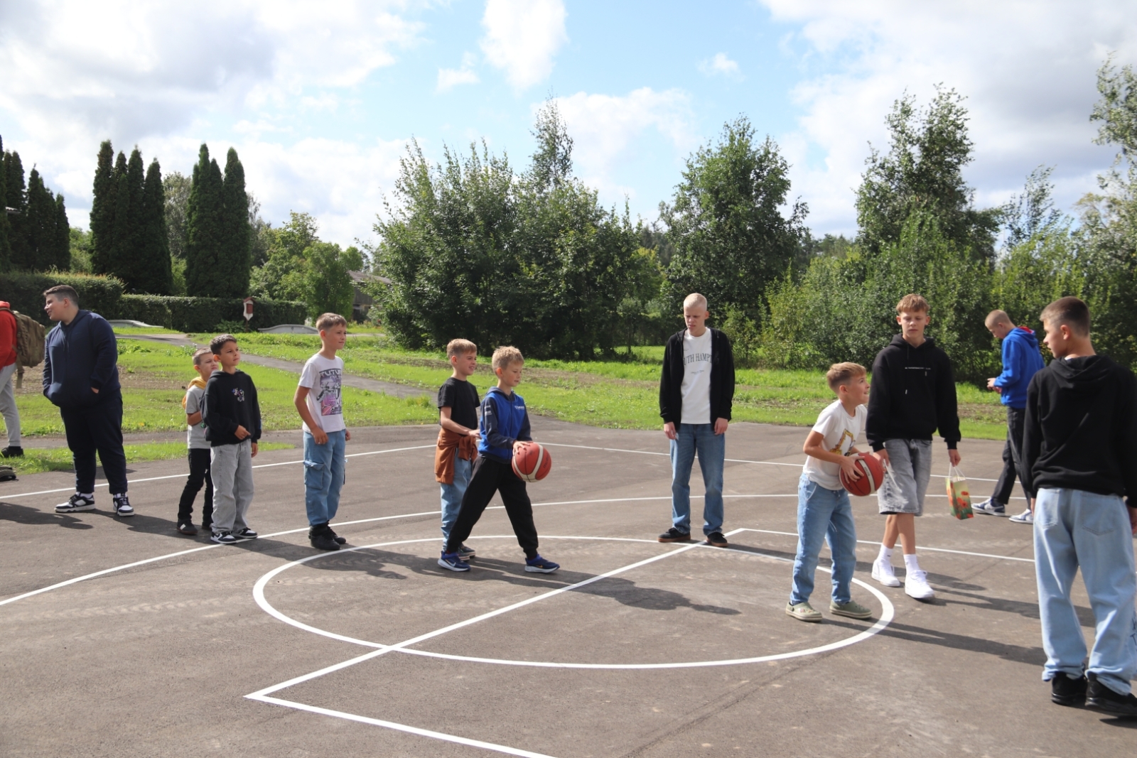 Tārgalē pabeigta 3x3 basketbola laukuma izbūve un teritorijas labiekārtošana