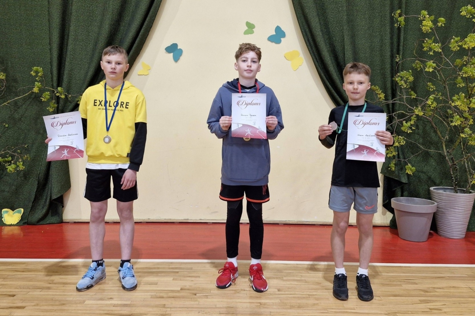 400m metru skrējiena zēnu apbalvošana