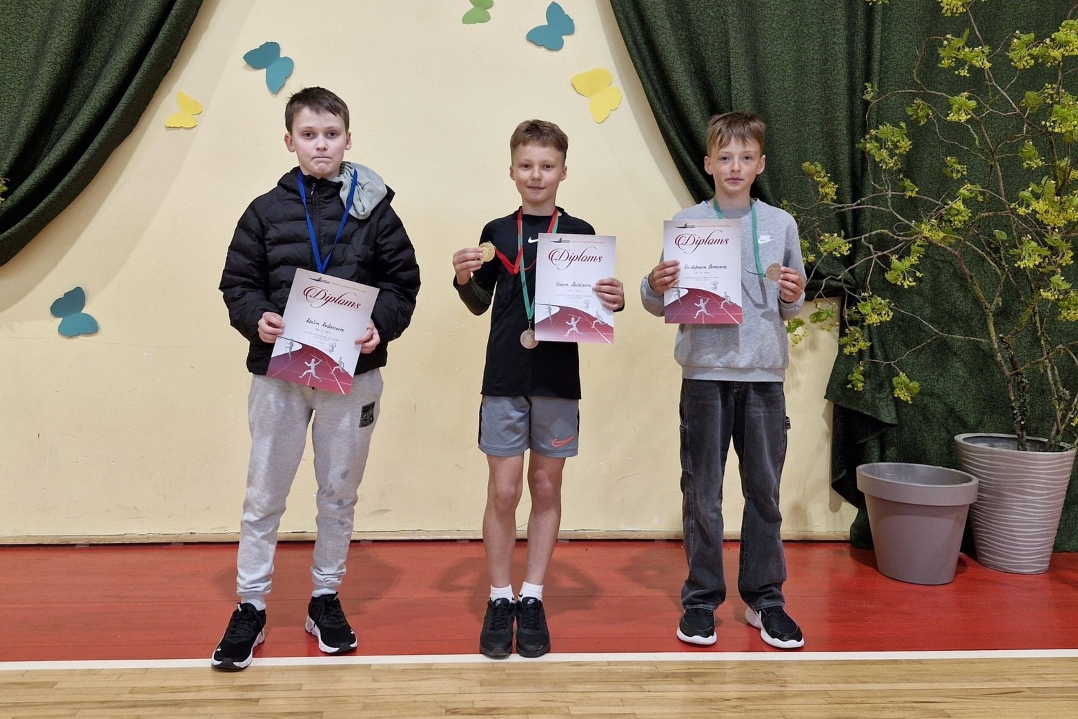 80m metru barjerskrējiena zēnu apbalvošana