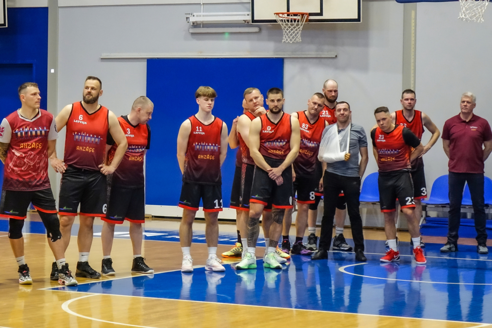 Komanda gaida medaļas