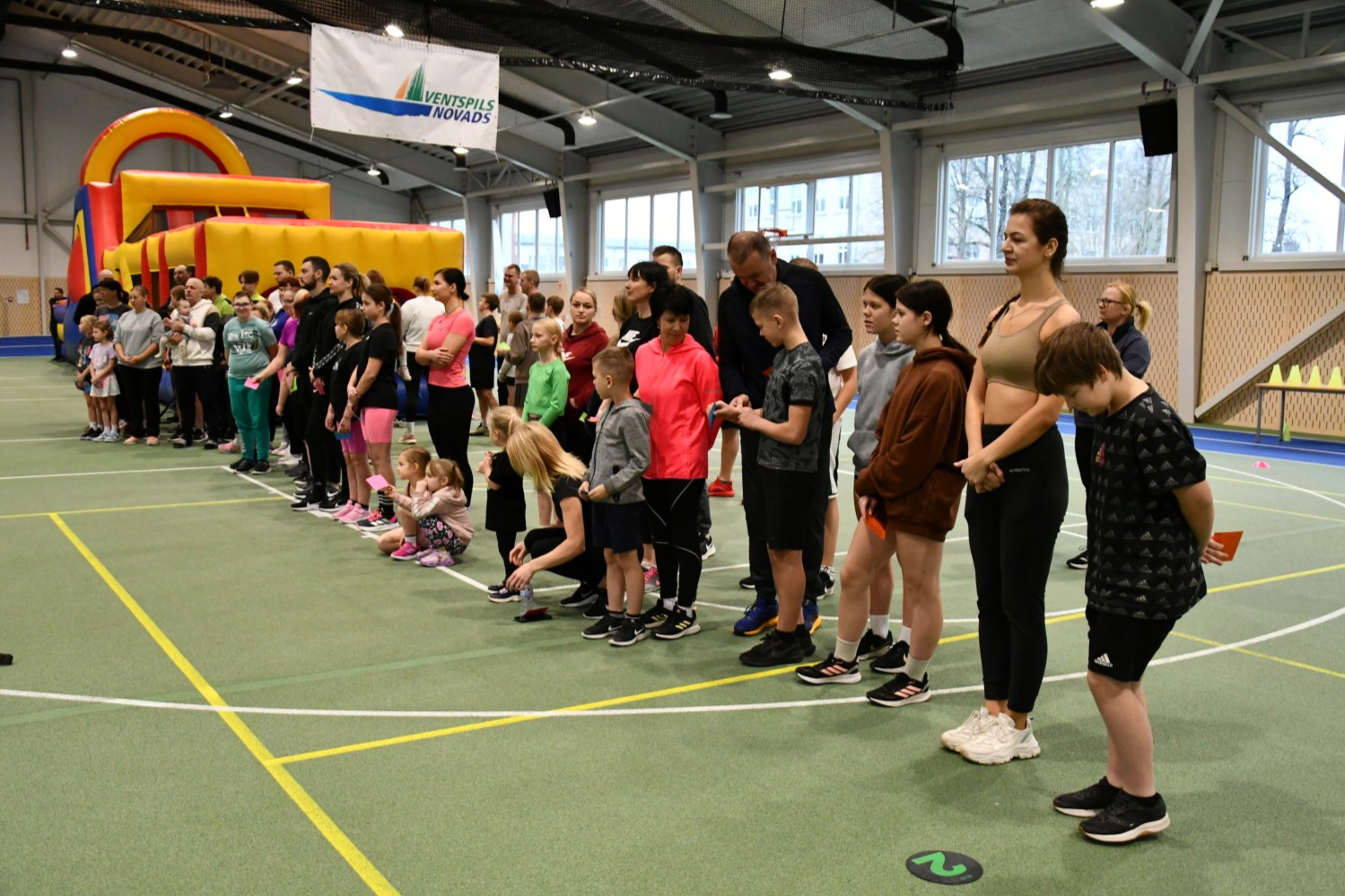 Ugālē savākušās ģimenes uz sporta dienu