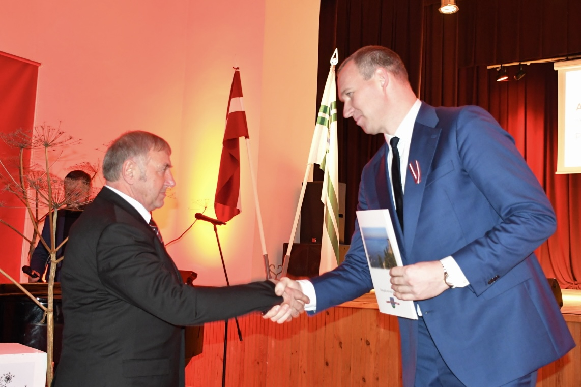 Tiek pasniegti atzinības raksti