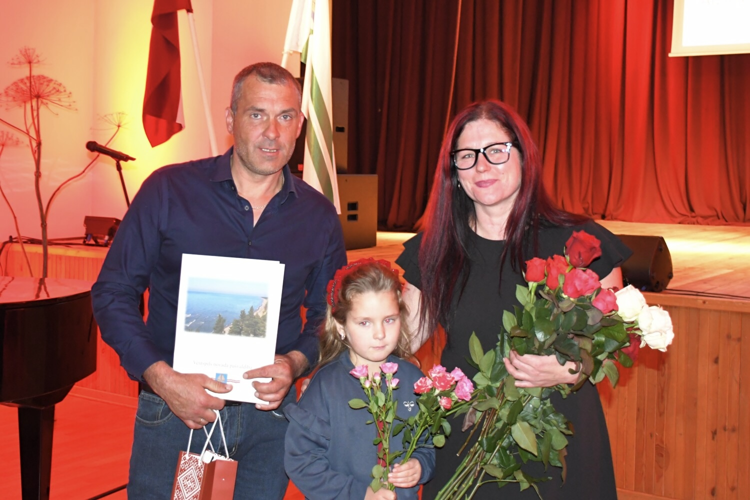 Tiek pasniegti atzinības rakstis