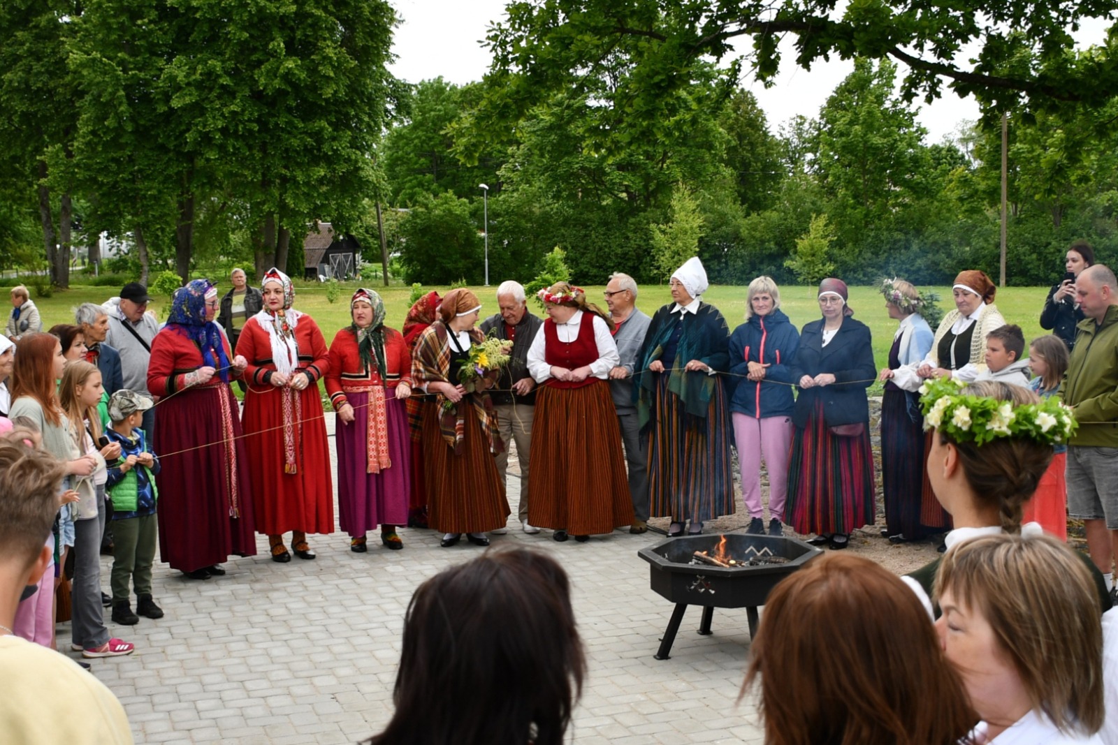 "Maģie suiti" ar publiku dzijas rituālā