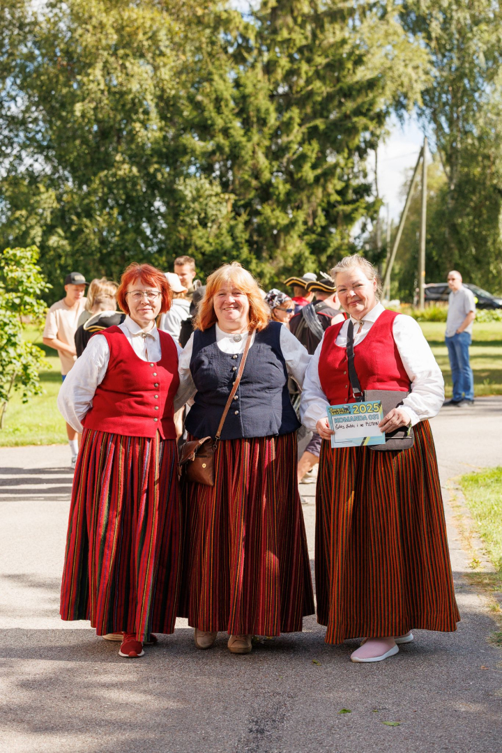 Dalībnieces tautas tērpos