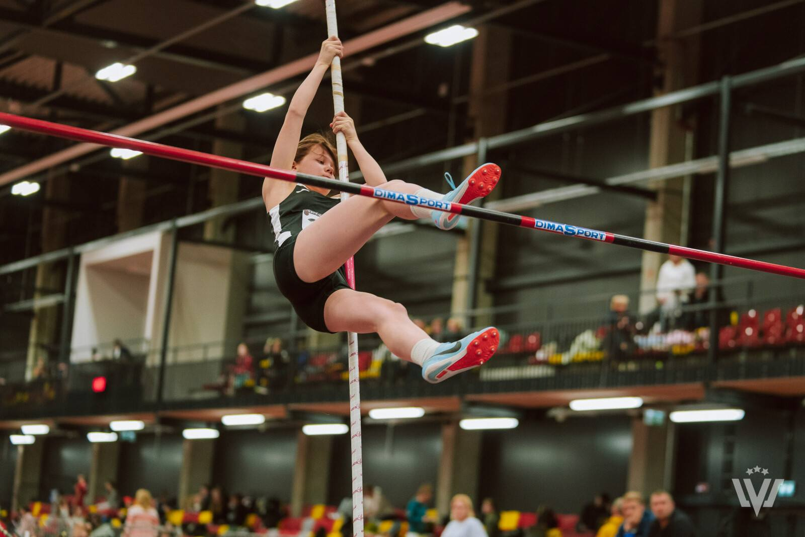 Sportists lec ar kārti
