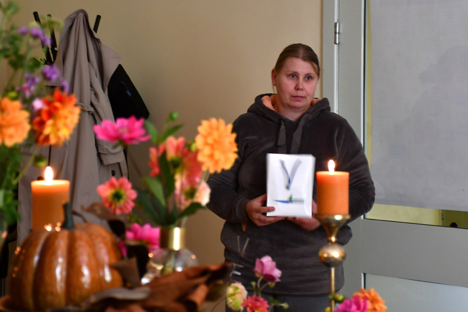 Dalībniece stāsta par pieredzi savā māju kafejnīcā