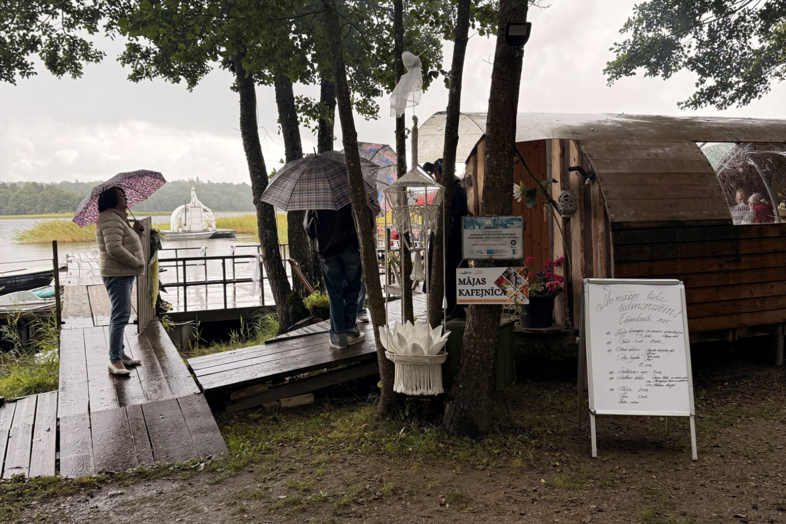 Pie Usmas ezera varēja baudīt gardumus