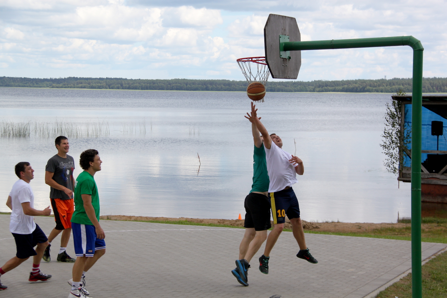 Puiši spēlē basketbolu