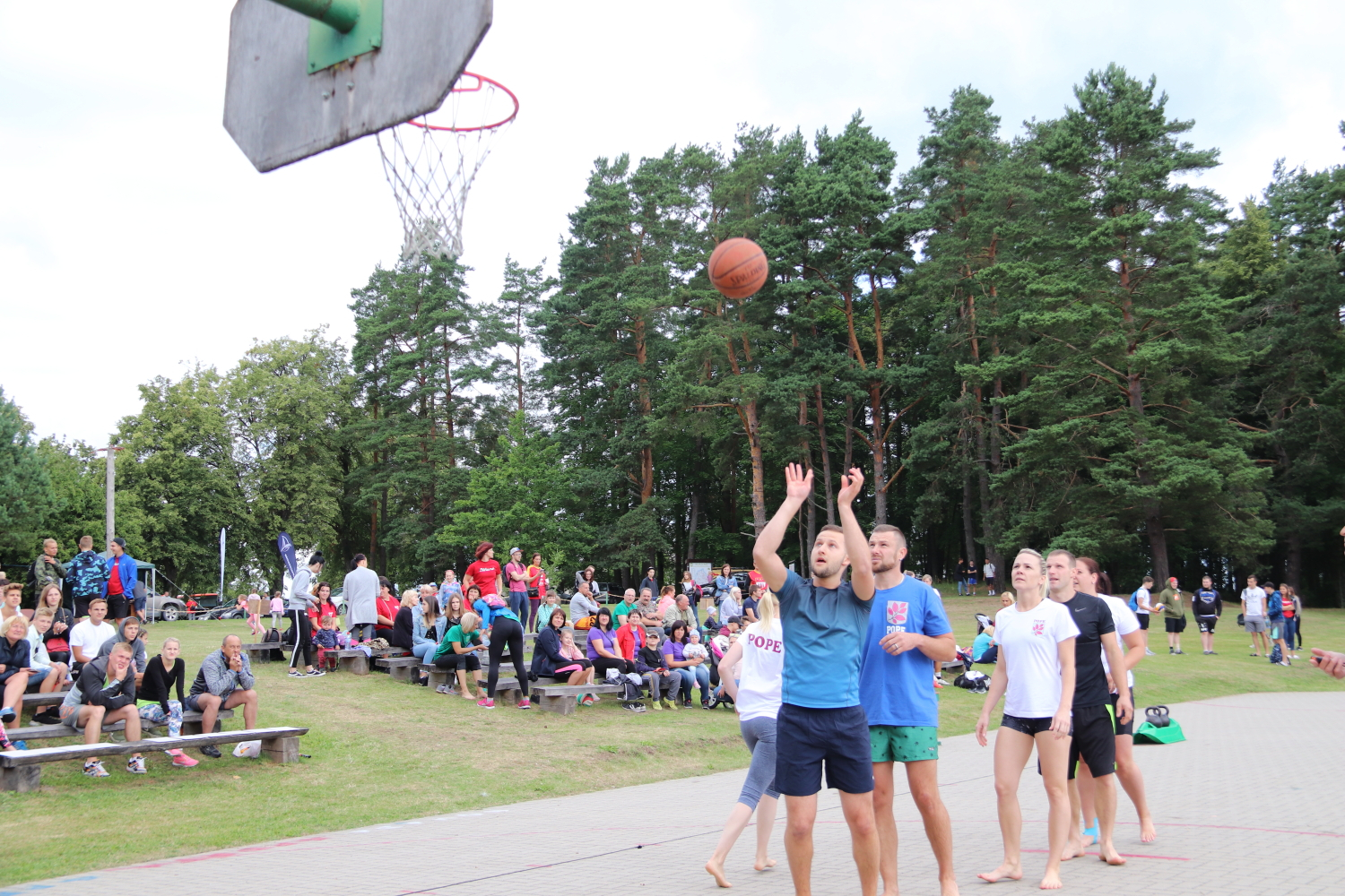 Spēlē basketbolu