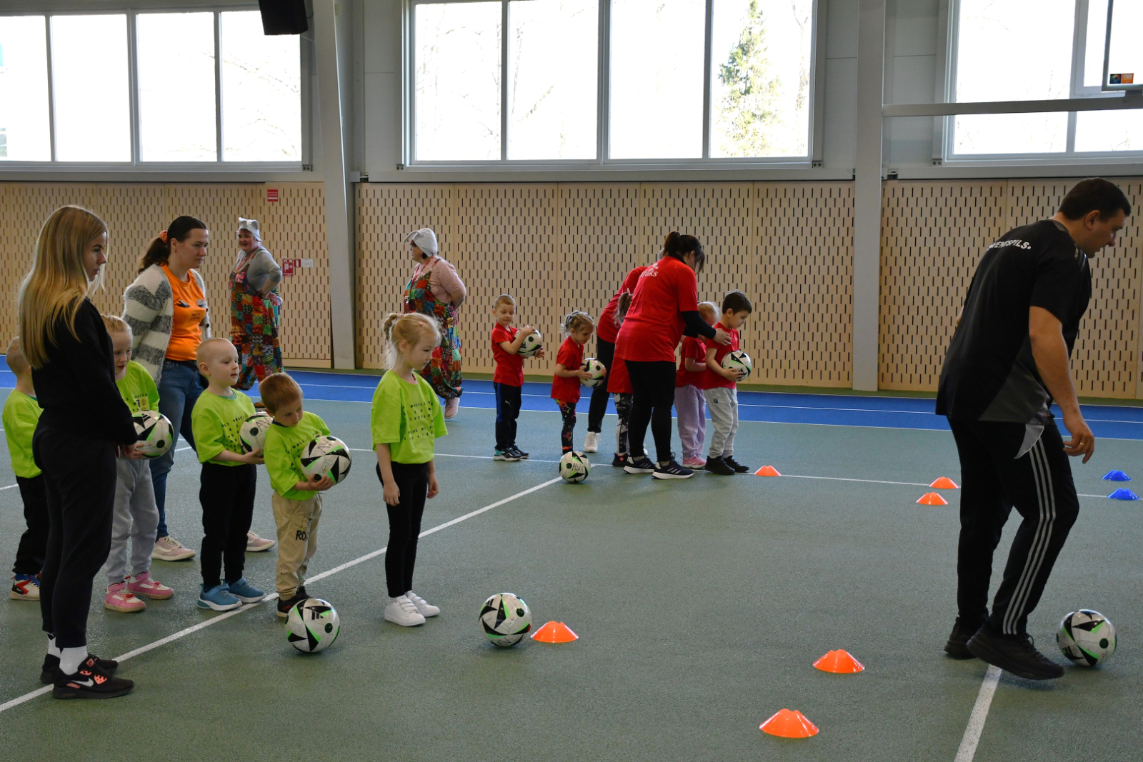 Bērni piedalās sportiskās aktivitātēs