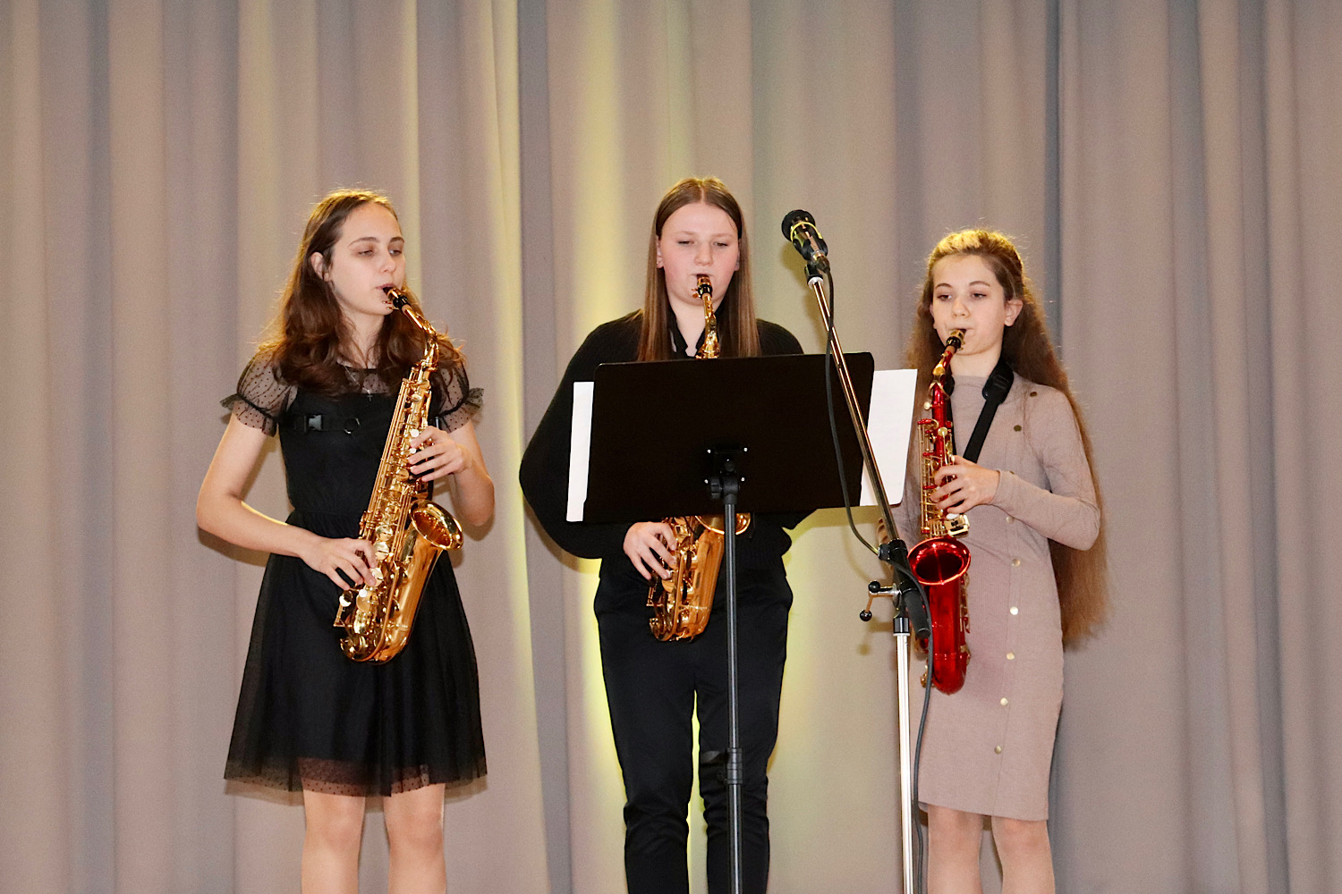 Spēlē saksofonu trio